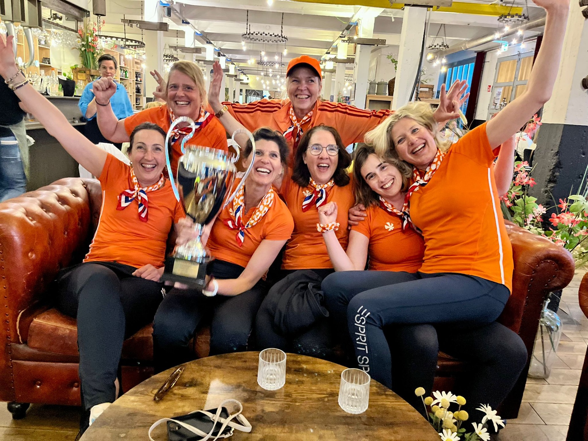 Toerroeisters in gestuurde vier uit Breukelen, twee dagen voor koningsdag